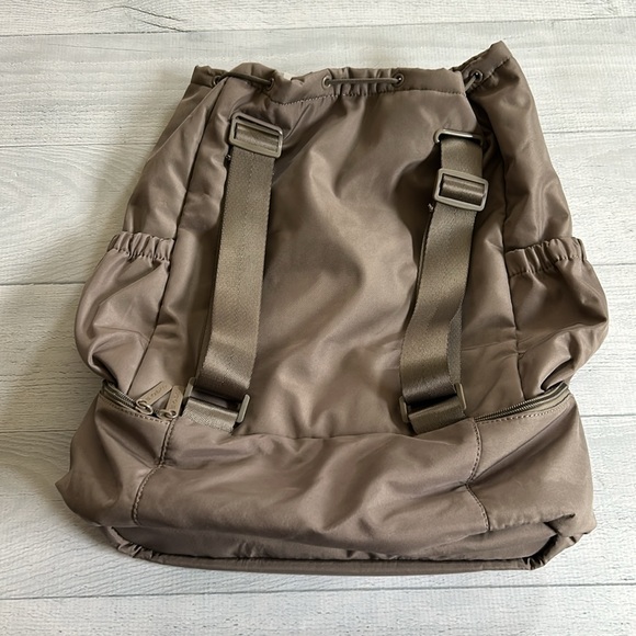 NWT Beyond Yoga Convertible Gym Bag Backpack Tote‎ Bag Taupe Neutral Birch